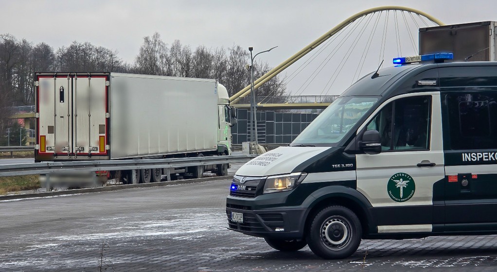 Miejsce kontroli tureckiego zestawu ciężarowego. Zespół pojazdów zatrzymali funkcjonariusze mazowieckiej Inspekcji Transportu Drogowego na drodze ekspresowej S8 (MOP Gurba), w pobliżu Żyrardowa