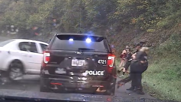 Auto uderzyło w radiowóz i prawie zmiotło dwójkę policjantów [Nagranie]