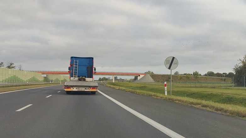 Autostrada A1. Znak kończący zakaz wyprzedzania się ciężarówek w dniu 15 października 2023 r.