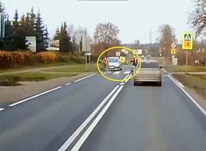 Niemal wjechała w pieszych pod szkołą. Zignorowała nawet machającego znakiem "Stop" [WIDEO]