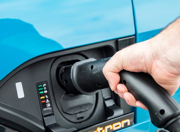 Przybywa aut hybrydowych i elektrycznych – jaki ma to wpływ na warsztaty samochodowe?