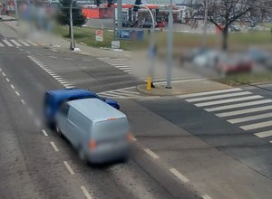 Widowiskowa kraksa w Lublinie. Sprawca zignorował czerwone światło [WIDEO]