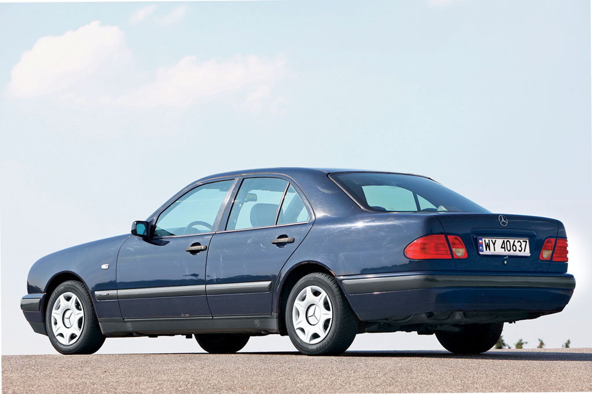 Mercedes klasy E W210 2.9 TD - mechanicznie to świetne auto, ale blacharsko zwykle katastrofa. Idealny dawca silnika!