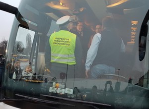 Wyniki akcji „Bezpieczne ferie” – dzieci nadal wożone są niesprawnymi autokarami
