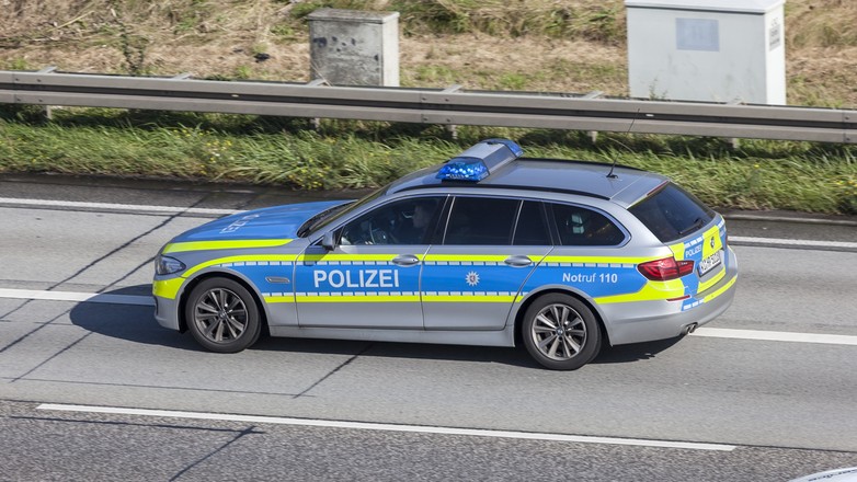 Radiowóz niemieckiej policji na autostradzie
