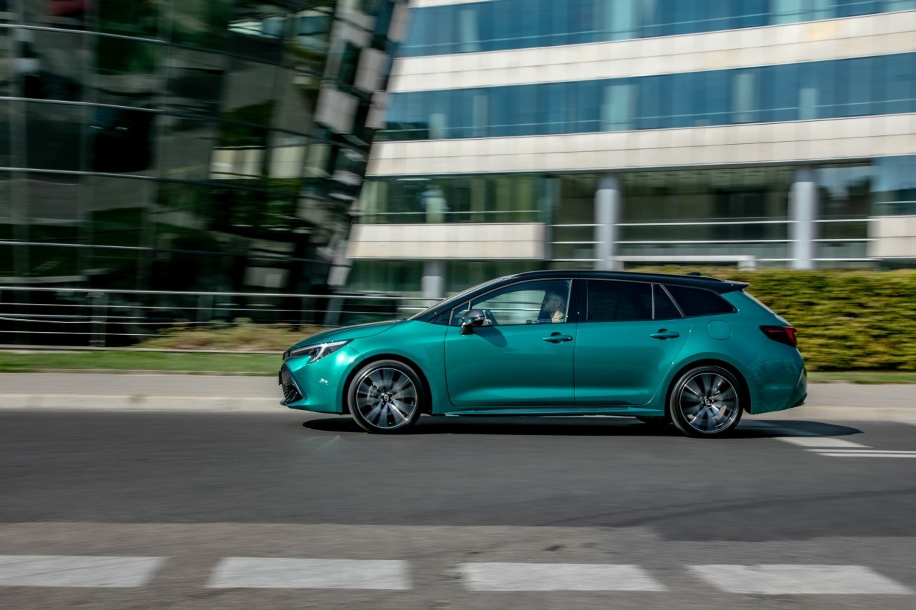 Toyota Corolla 2.0 Hybrid TS Kombi Super Green