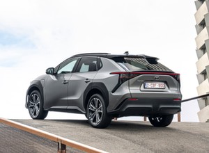 Elektrycznej Toyocie bZ4X mogą odpaść koła. Firma chyba nie może sobie z tym poradzić