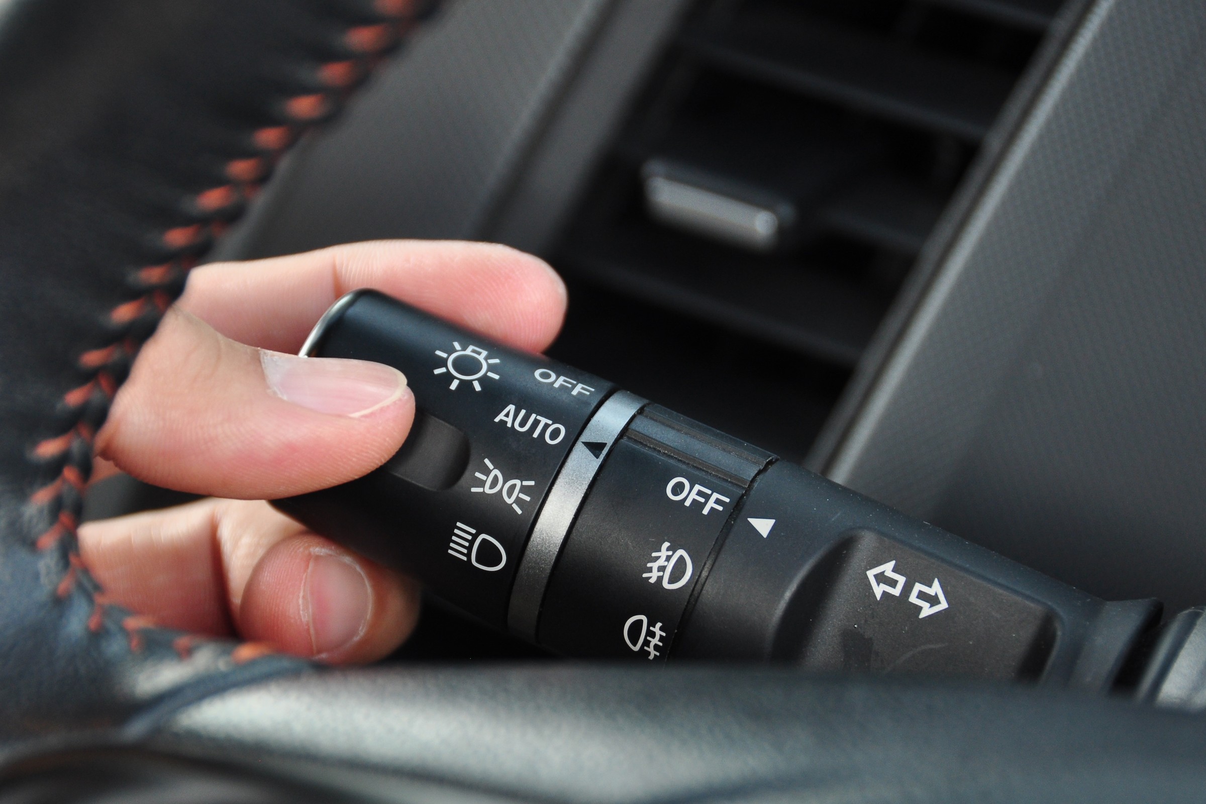 Nie używaj świateł automatycznych w pogodę taką jak teraz. Za to jest mandat