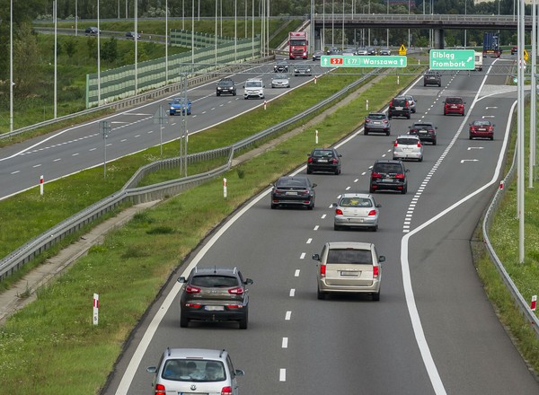 Stosujesz zasadę jazdy na słupki? Jeśli nie, czekają cię punkty karne i wysoki mandat