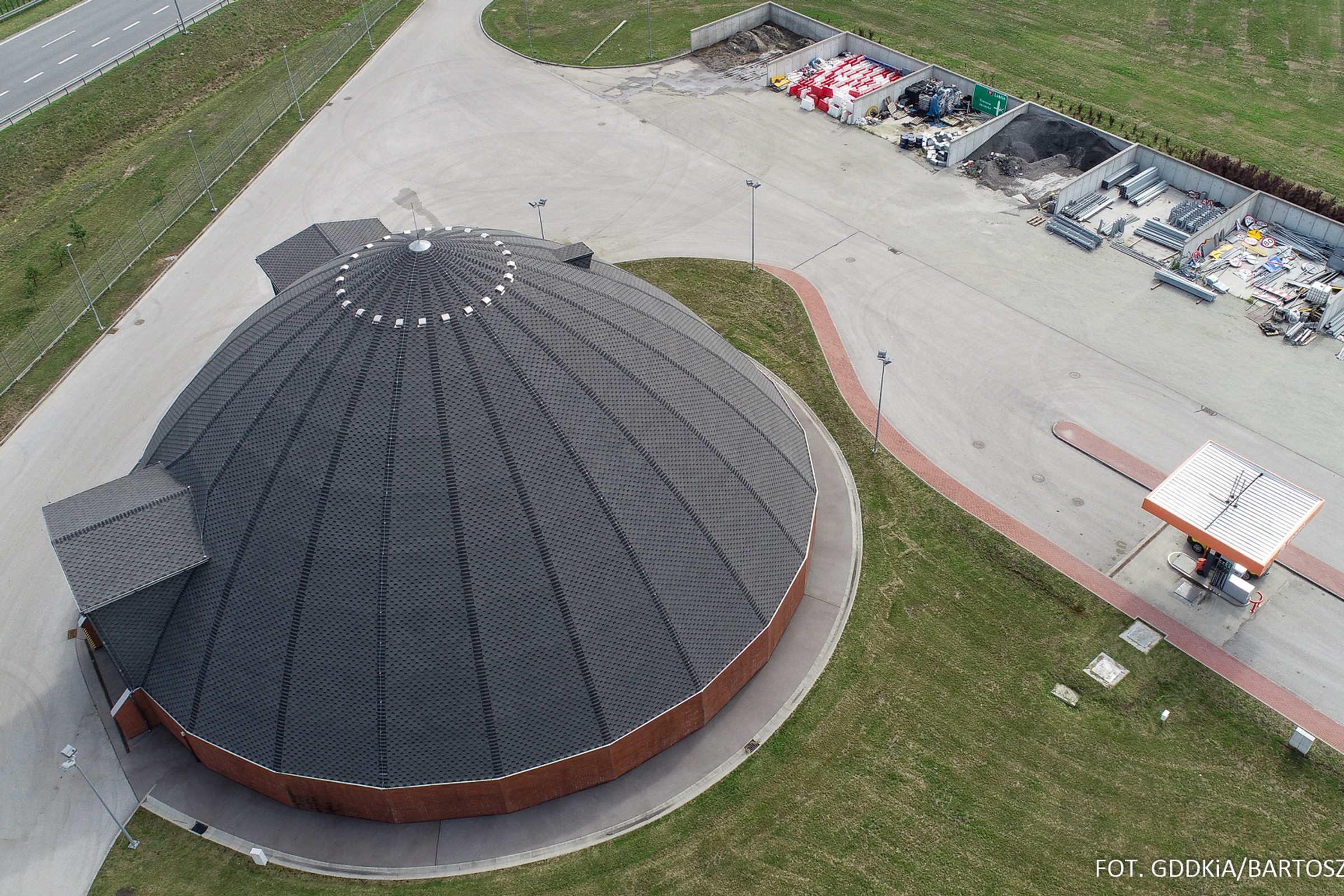Czemu przy drogach stoją dziwne kopuły? Pochodzą z Kanady i mają ważne zadanie