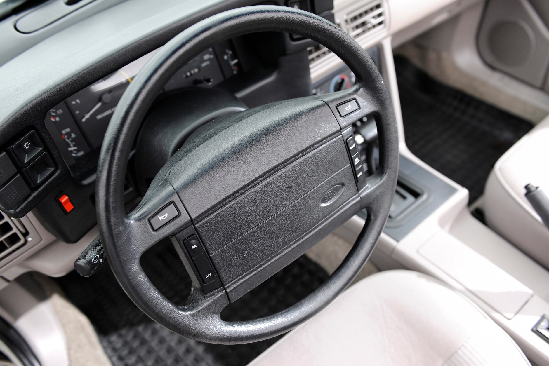 Poza topowymi wersjami, Ford Mustang III był tak sportowy, jak jego kierownica wzięta wprost z modelu Crown Victoria.