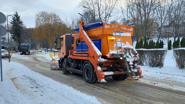 Śmieciarka uderzyła w śmietnik. Na drogach panują naprawdę trudne warunki