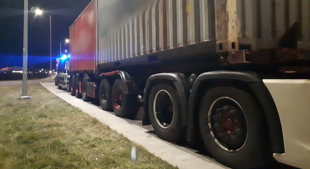 Patrol ITD zatrzymał do kontroli znacznie przeładowaną "stonogę"