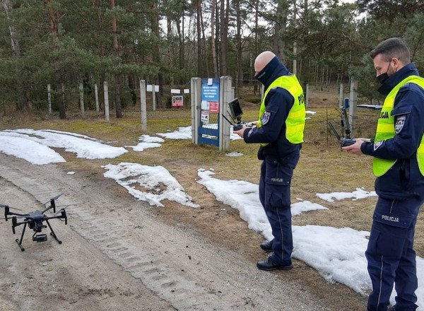 Policja coraz częściej korzysta z dronów, które obnażają grzechy kierowców [Nagranie]