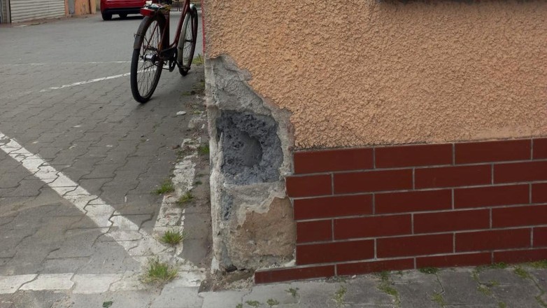 Kierowca BMW uderzył w ścianę