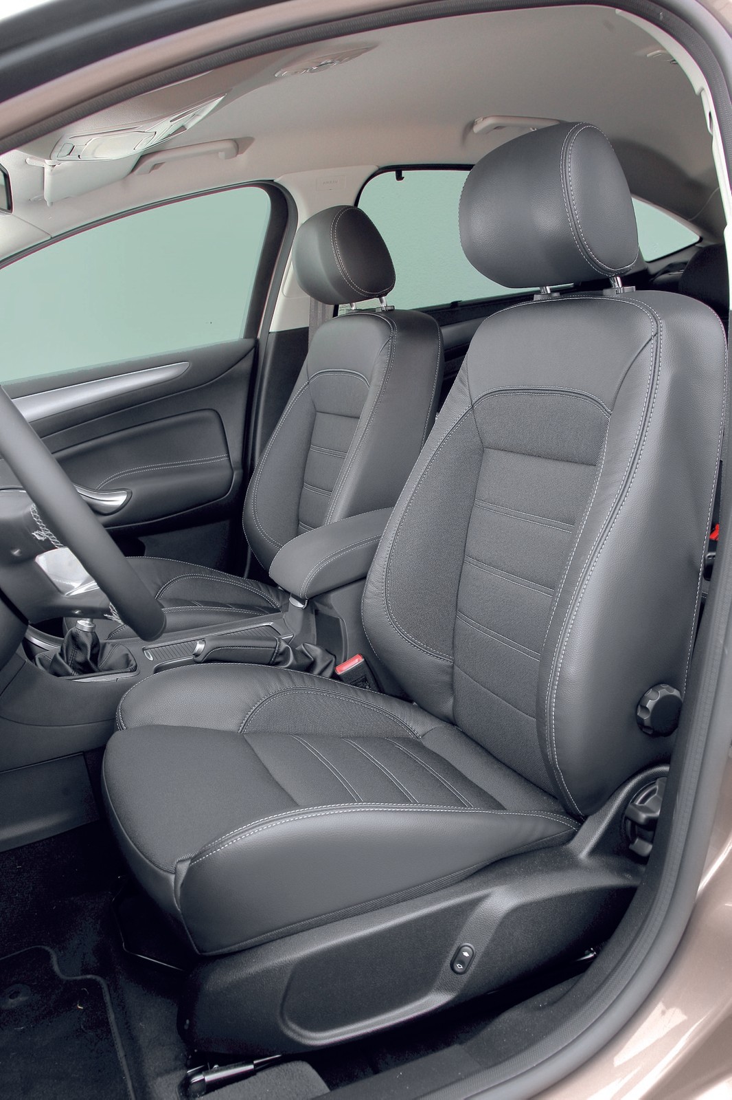 Ford Mondeo 1.6 EcoBoost, fotele przednie
