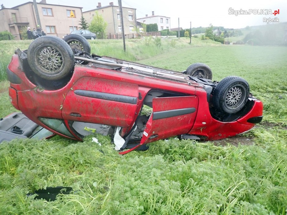 Auto wypadło z drogi i dachowało; za kierownicą 15-latek