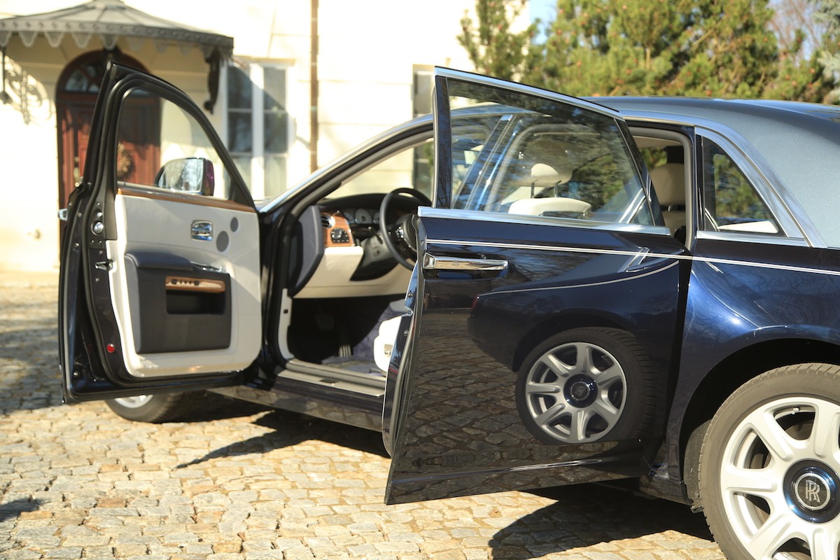Ofiarą "niedźwiedzia" padł m.in. Rolls-Royce Ghost