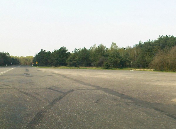 Jedziesz autostradą, a obok ląduje samolot pasażerski. W Polsce jest takie miejsce