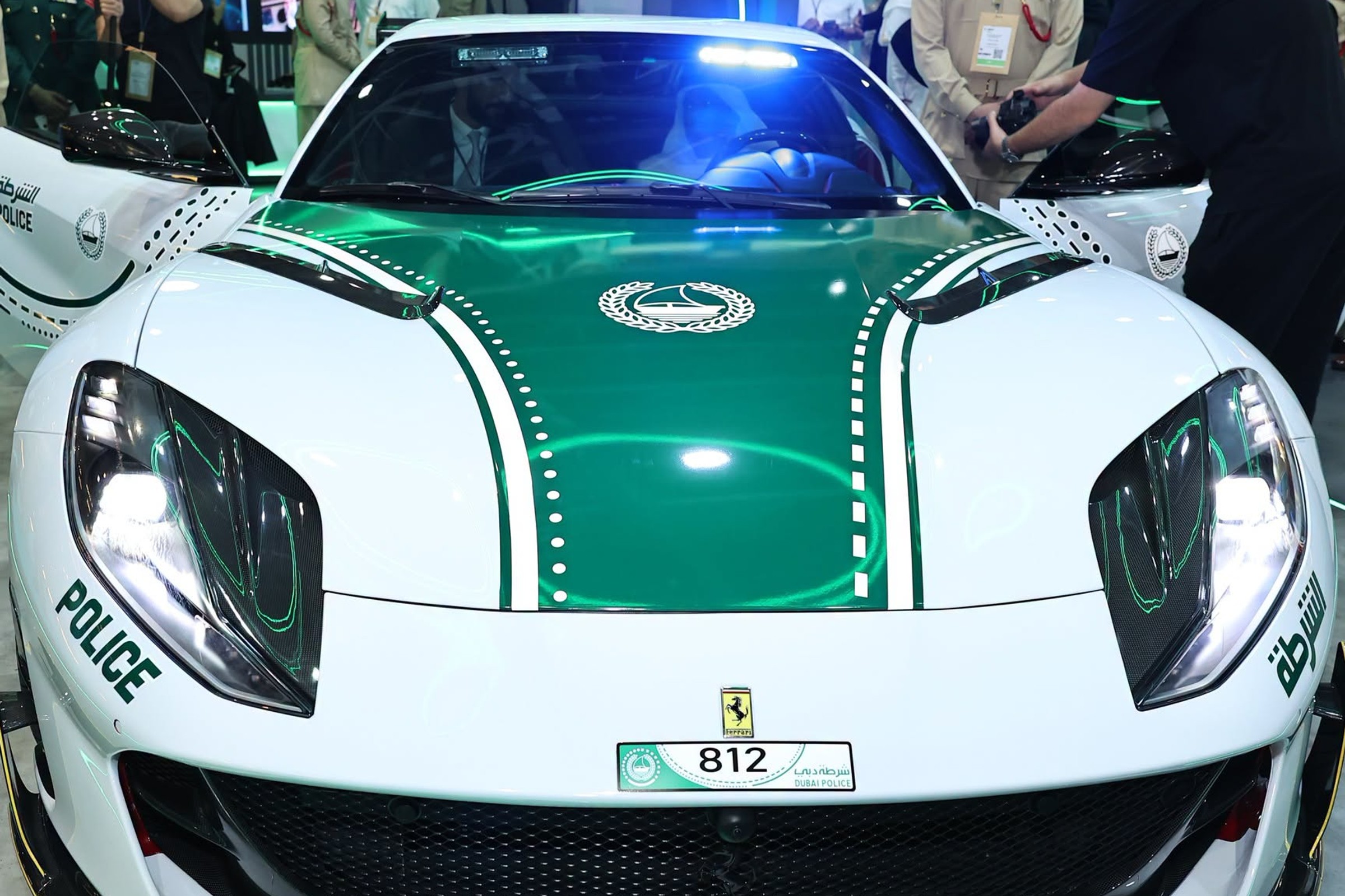 Nowy radiowóz policji z Dubaju. To Ferrari od Mansory