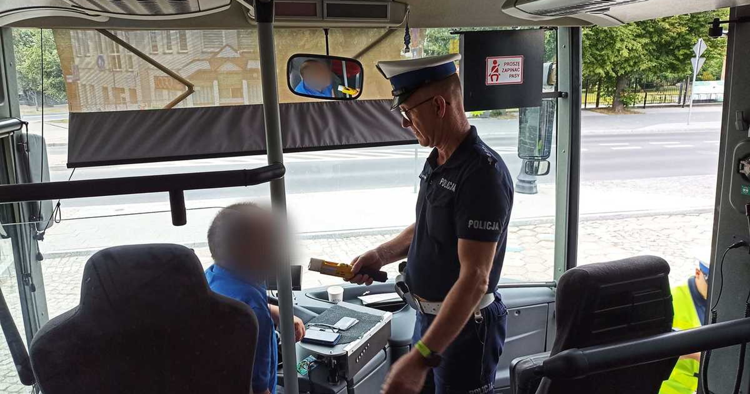 Obraz pochodzący z serwisu https://lomza.policja.gov.pl/po4/informacje/96144,Bezpieczna-wycieczka-zglos-kontrole-autokaru.html