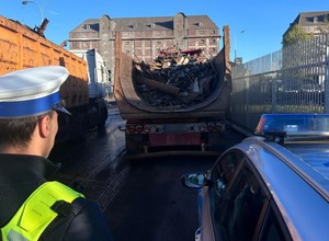 Policjanci zatrzymali kierowcę ciężarówki ze złomem. Z każdą minutą kontroli miał coraz więcej na sumieniu