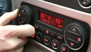 Robi się zimno – czy warto wyłączyć klimatyzację w aucie?