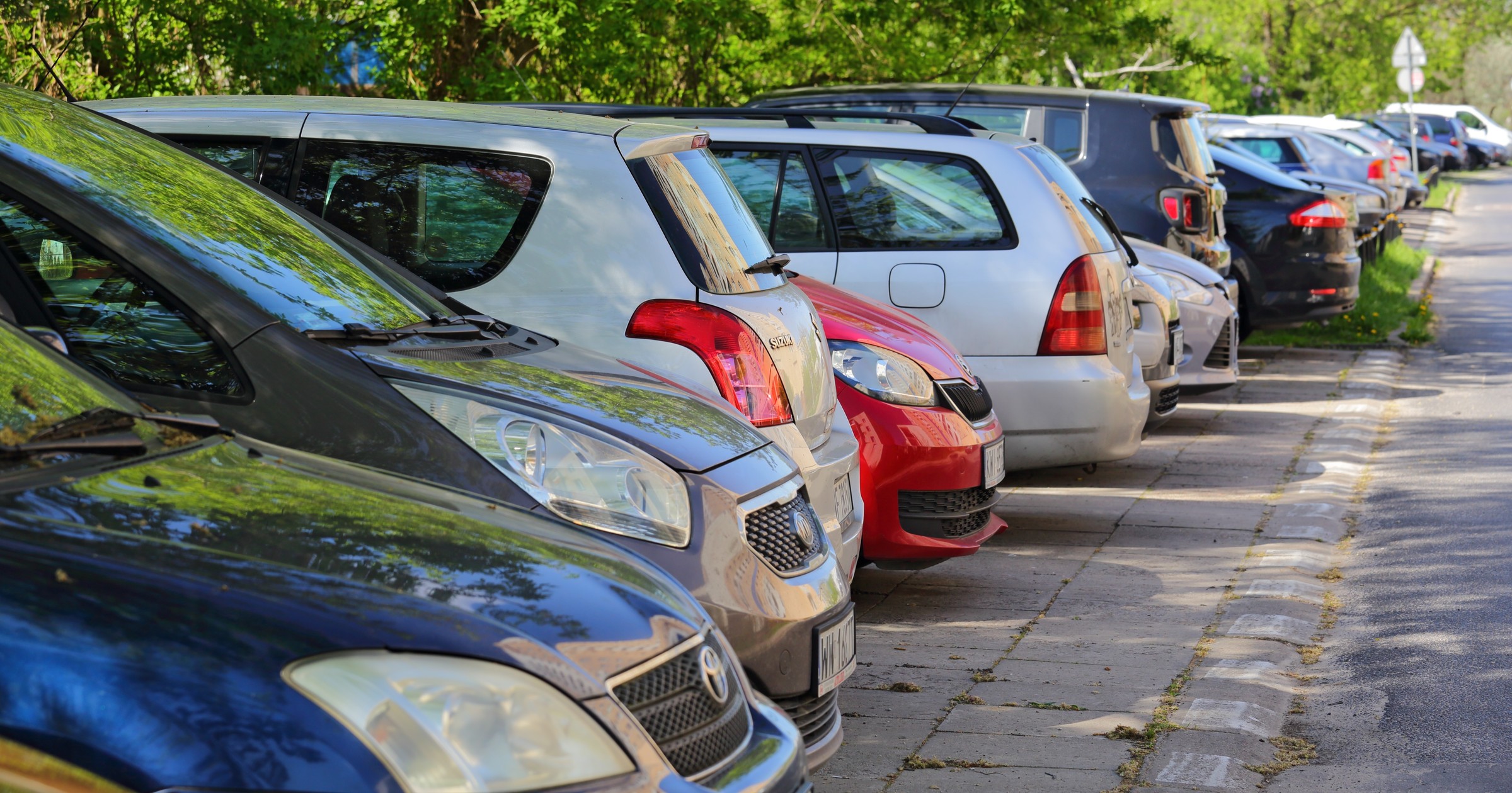 Samochody stojące na parkingu