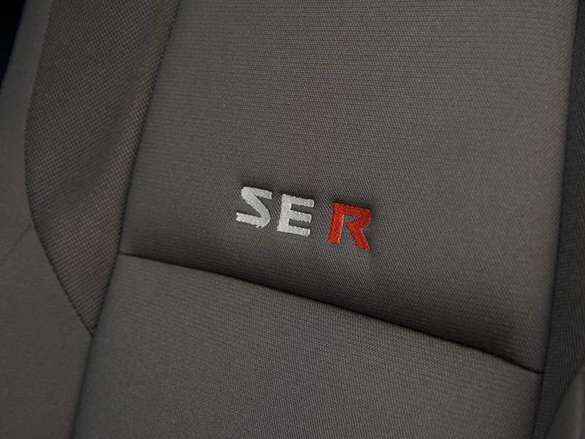 Nissan Sentra SE-R – kompaktowy i drapieżny