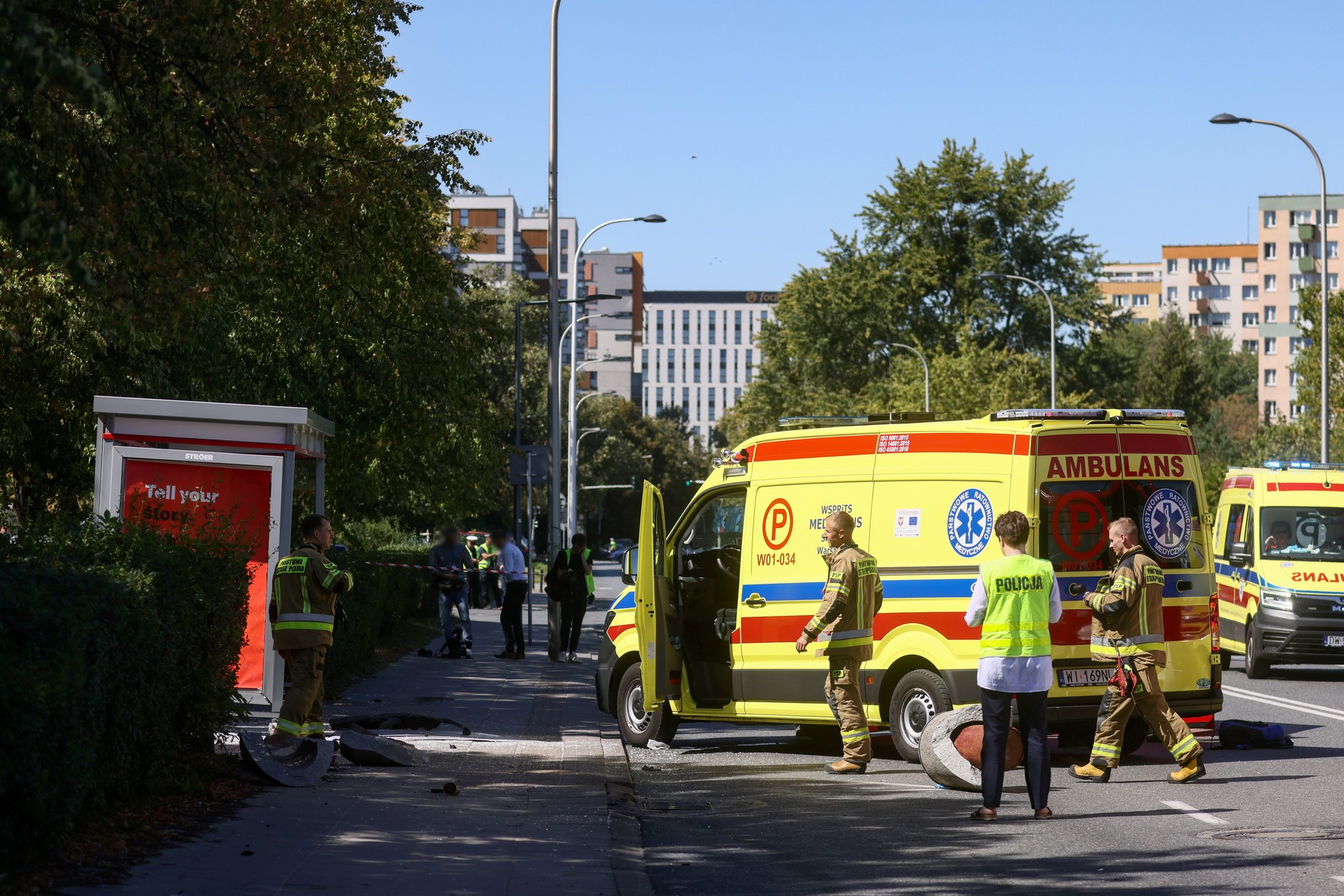 Samochód wjechał w przystanek na warszawskim Mokotowie. Dwie osoby nie żyją