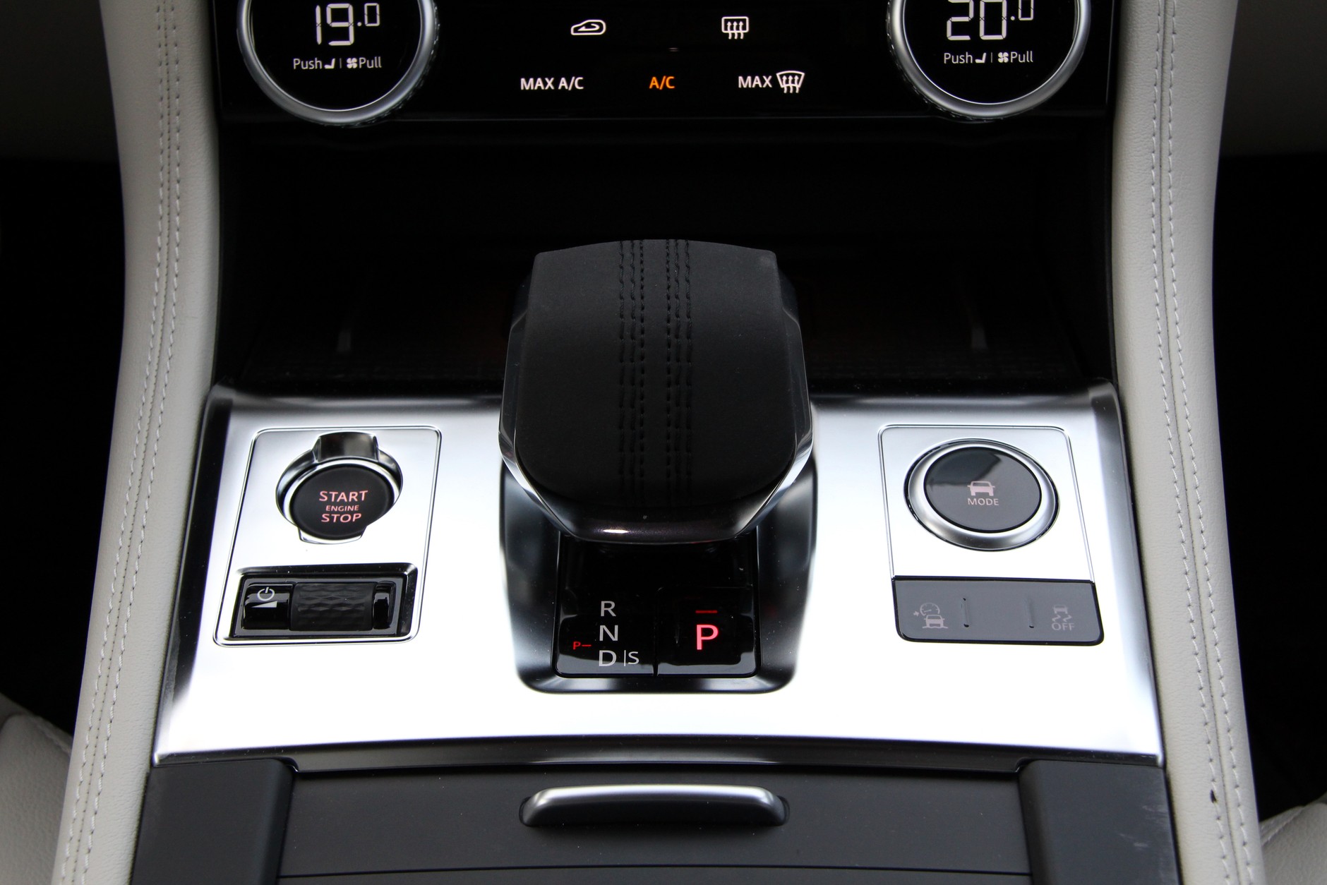 Jaguar F-Pace 2.0D R-Dynamic SE