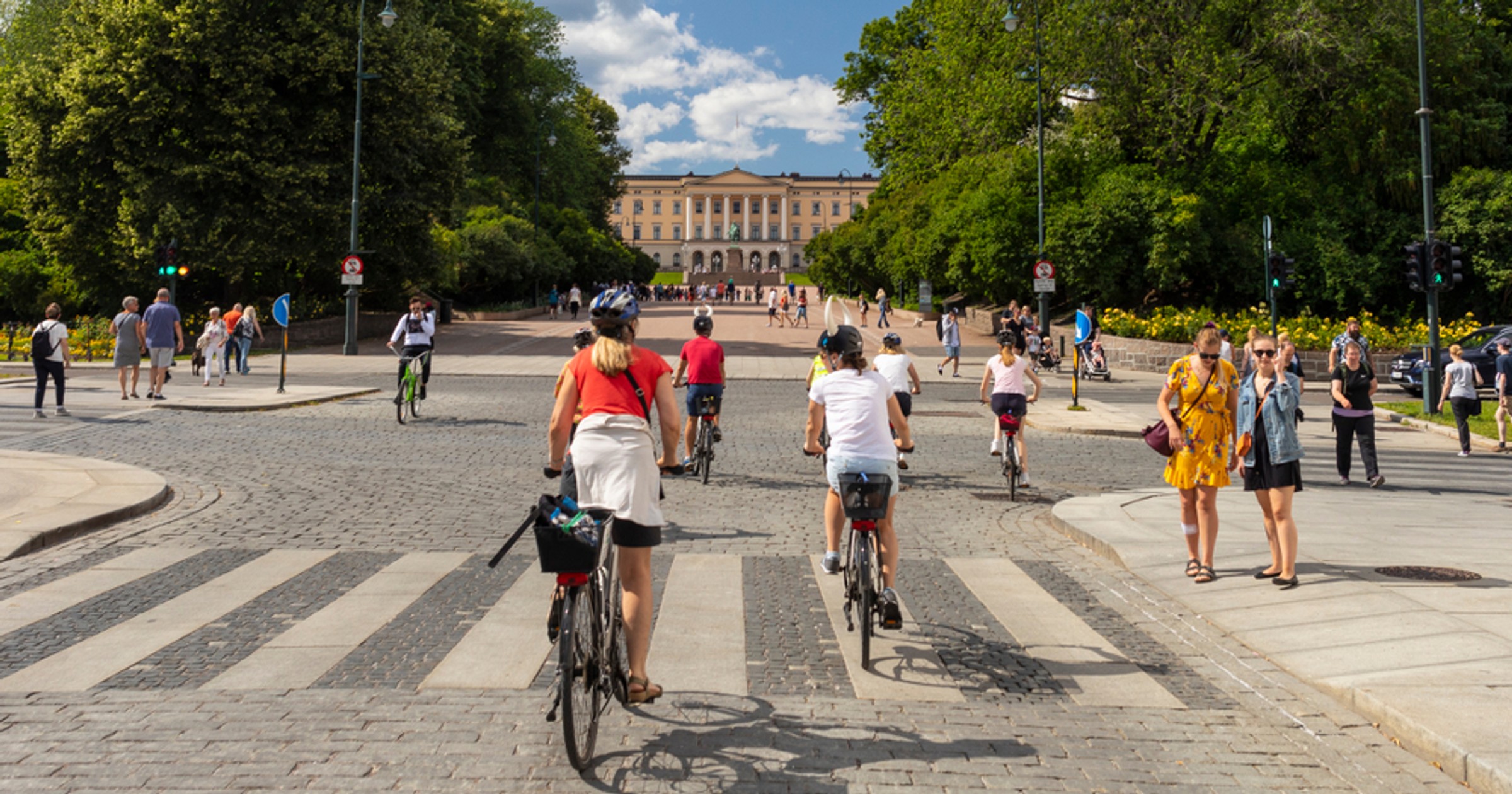 Prawidłowe wyprzedzanie rowerzystów. Jaki odstęp powinniśmy zachować? Wyjaśniamy