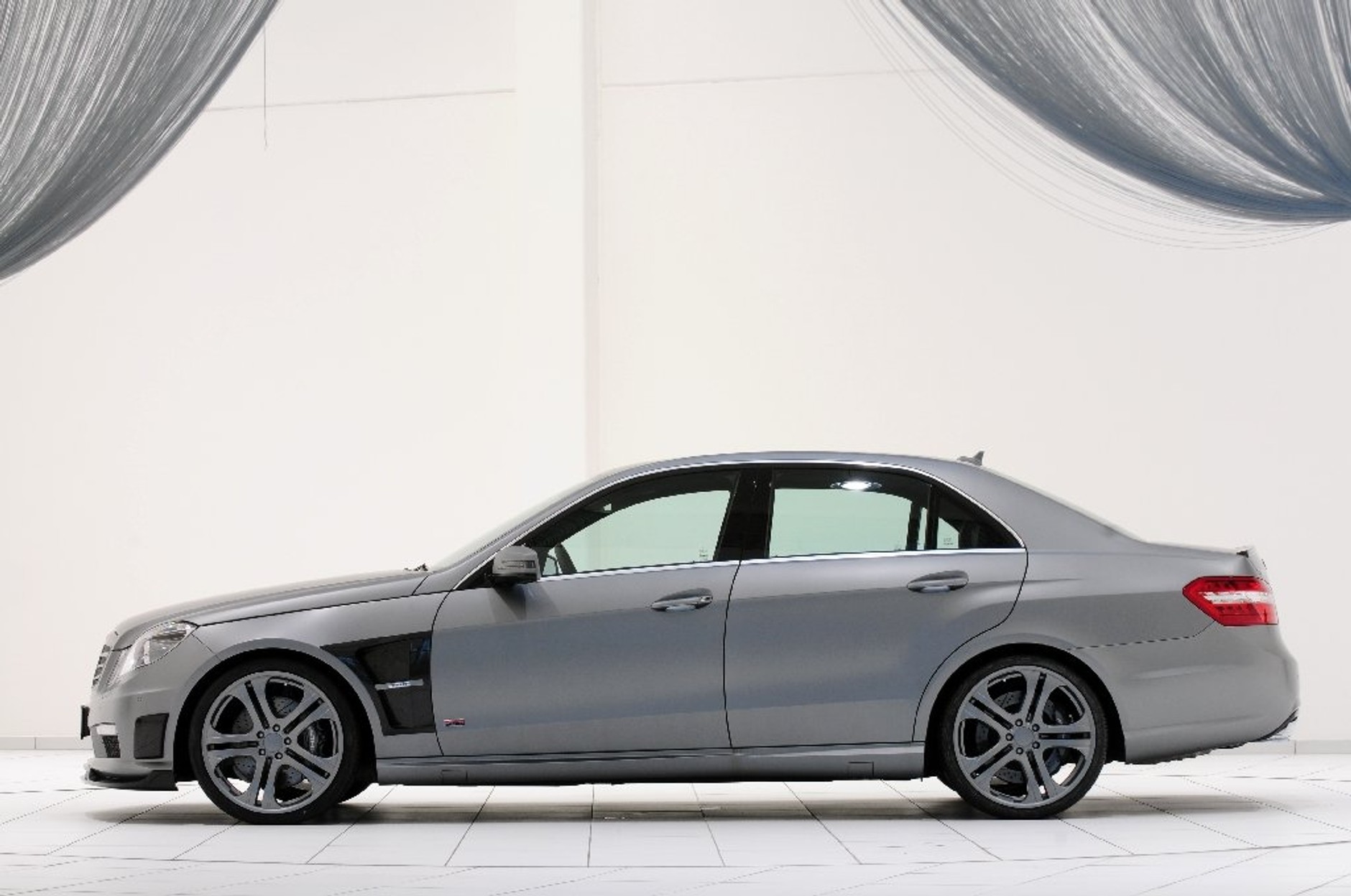 Mercedes E63 AMG - 555 KM od Brabusa