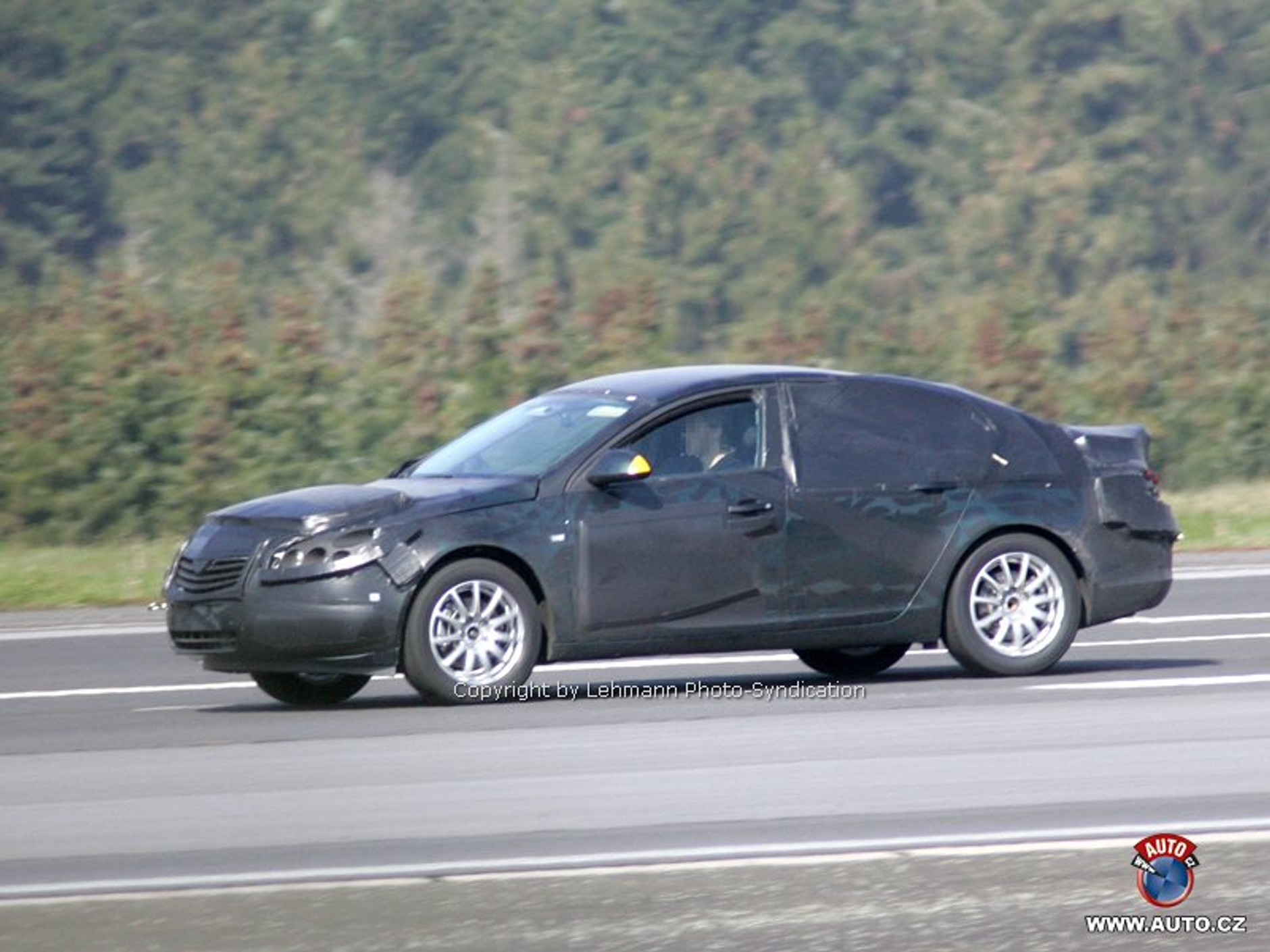 Zdjęcia szpiegowskie: nowy Opel Vectra już we Frankfurcie