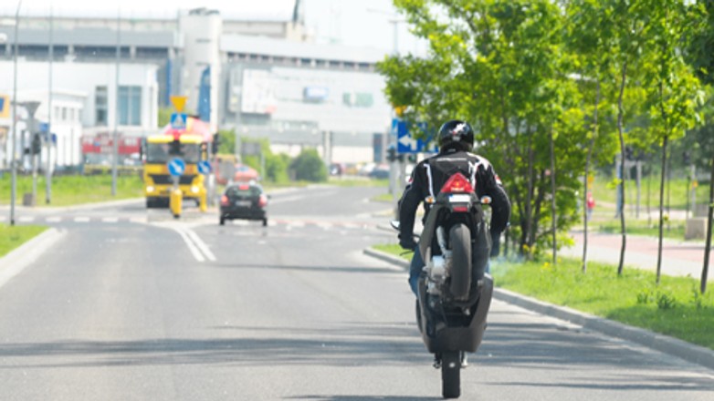 Jak bezpiecznie jeździć motorowerem? Czyli myślenie jednym śladem