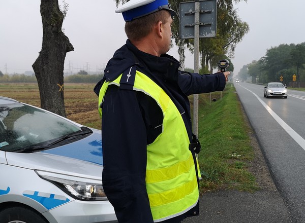 Jak rozmawiać z policjantem podczas kontroli? Nie pogarszaj sprawy