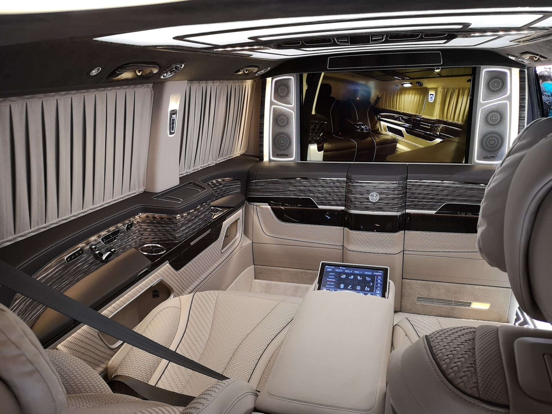 Luksusowe vany - salon samochodowy w Genewie