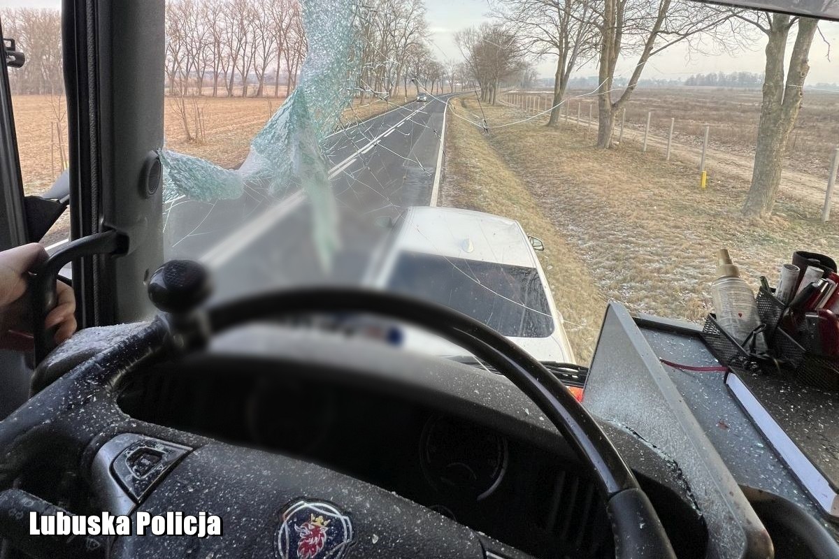 Lód przebił szybę i wpadł do kabiny Scanii