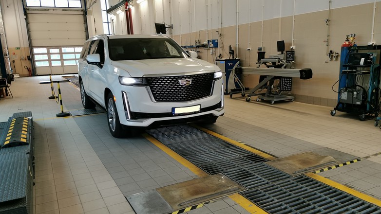 Według urzędników wydziałów komunikacji samochód, który rejestrowany jest w Polsce, musi mieć w dokumentach i na tabliczce znamionowej numer homologacji europejskiej