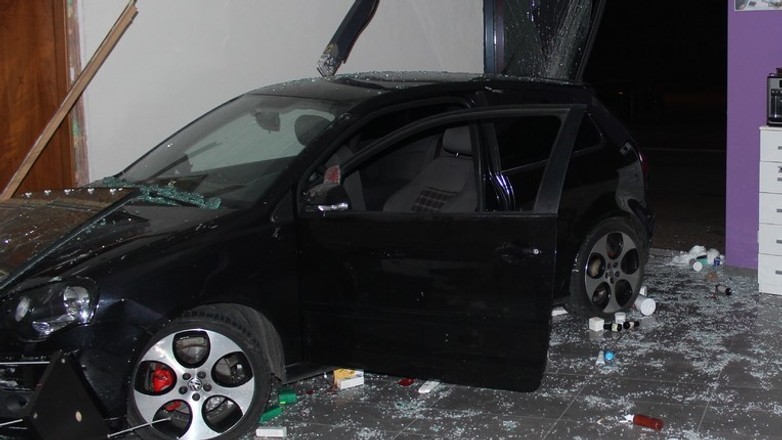 Obraz pochodzący z serwisu https://lodzka.policja.gov.pl/ld/informacje/94534,Pijany-wjechal-samochodem-do-sklepu.html