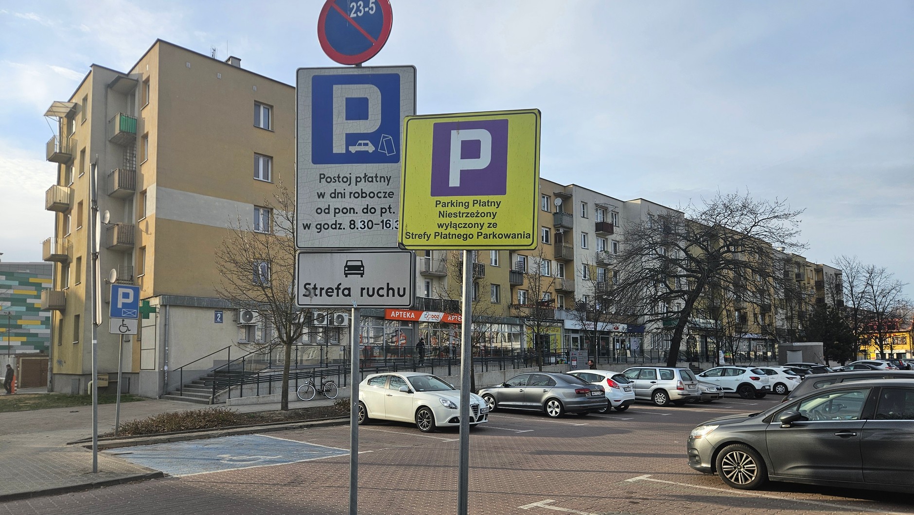 Parking na terenie strefy nie musi należeć do strefy – miasta bywają bardzo kreatywne. 