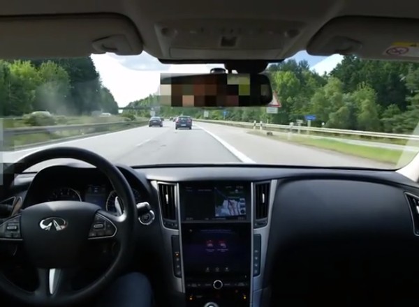Infiniti Q50 jeździ bez kierowcy. Test na autostradzie