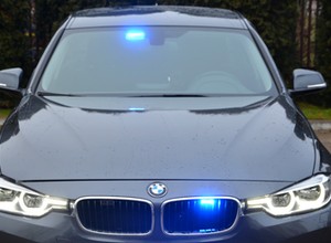Policjanci drogówki próbowali wrobić kierowcę w uszkodzenie radiowozu BMW