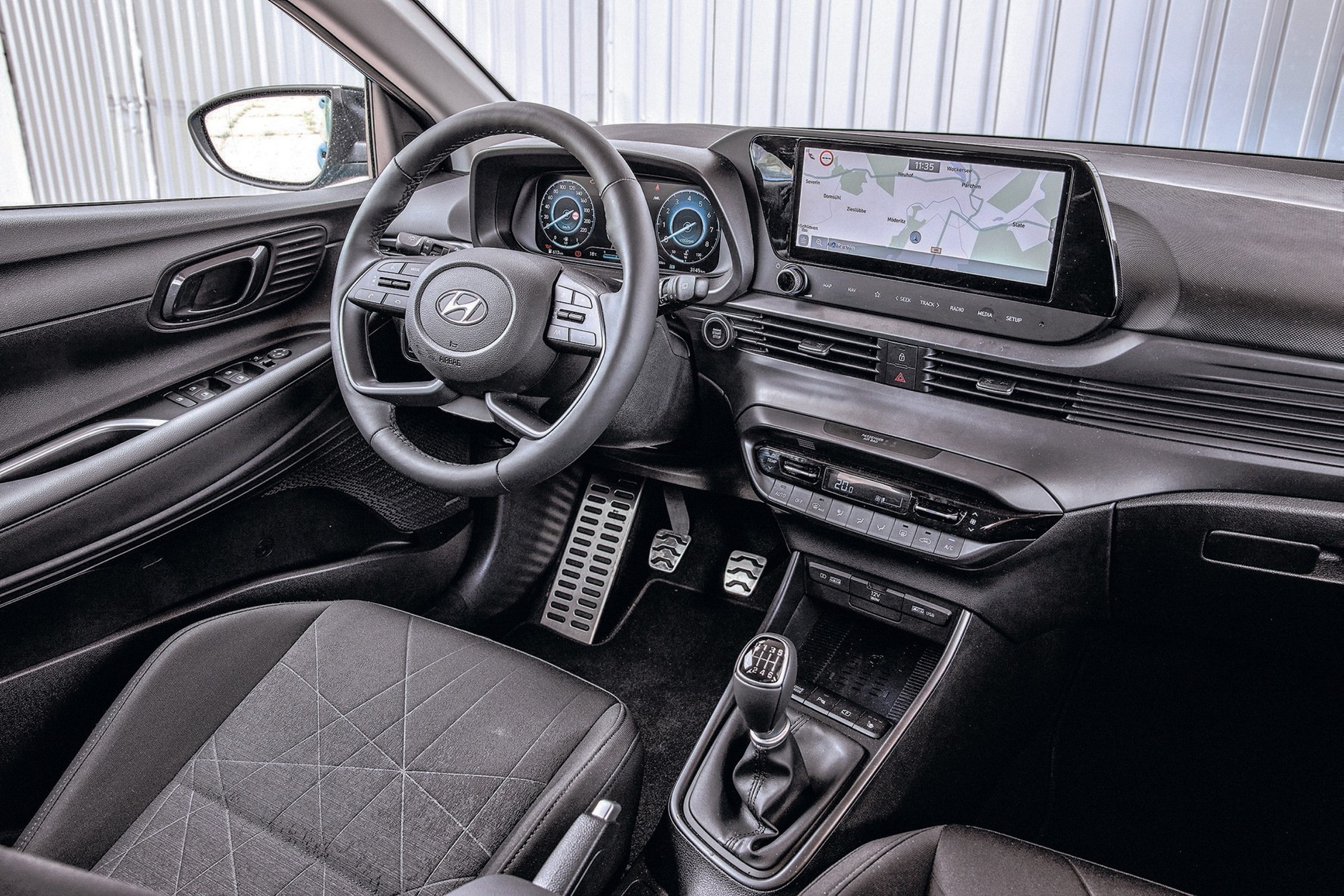 Takie cuda dopiero w najwyższej specyfikacji Executive... Wróć! Wirtualne zegary są w opcji, ale najpierw trzeba by było wybrać silnik 1.0 T-GDI