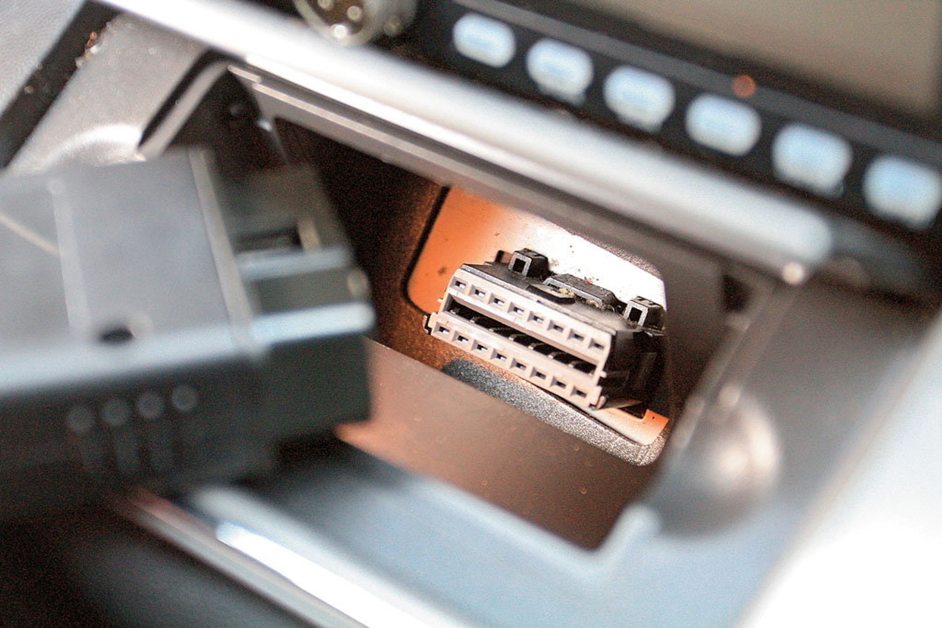 Jak włamać się do elektroniki samochodu?