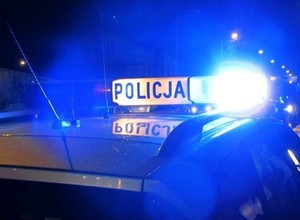 Wyścig na ulicach Warszawy. Jedno auto zniszczyło cztery zaparkowane pojazdy [Nagranie]