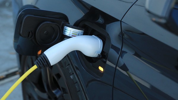 Hybrydy plug-in z największym zasięgiem na prądzie – ranking. Co ładuje się zbyt wolno, co ma osiągi lepsze niż w papierach?