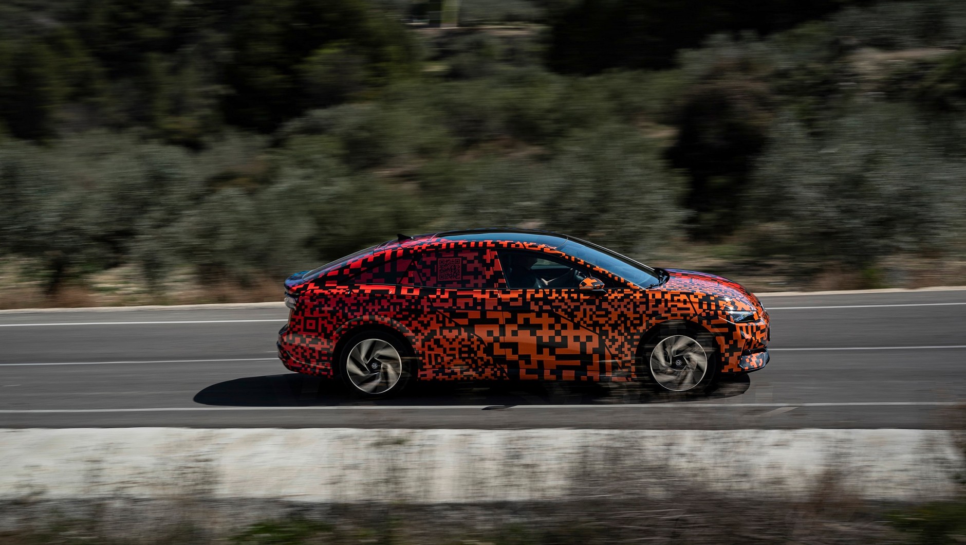 Prototyp Volkswagena ID.7 na drodze