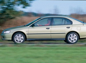 Ma być i tanio, i dobrze – kupujemy auto za „piątkę”