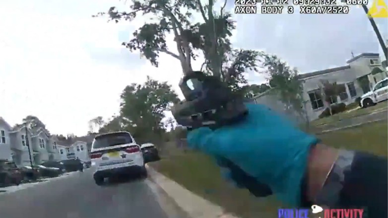 Kadr z nagrania z kamerki nasobnej policjanta